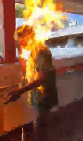 一名男子11日在马鞍山被人纵火焚烧。