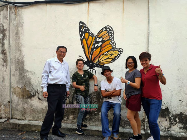 赖昭光（中）受邀在武吉不兰律作画，得到朱湖州议员叶朝政（左起）、陈凤兰、沈月燕和村委余彩虹的全力支持。