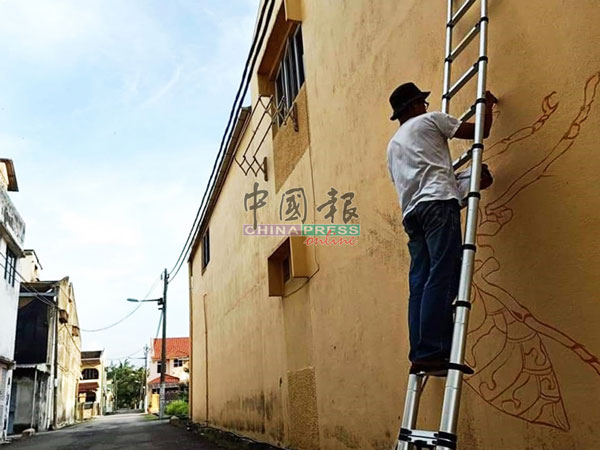 赖昭光于日前开始在武吉不兰律前土著联昌银行旁小巷的两个商店墙壁作画。