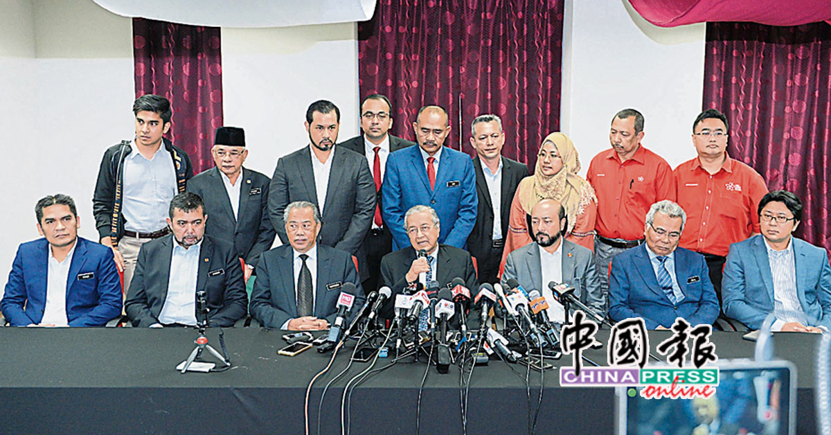 马哈迪（前排中）主持土团党最高理事会会议后，表明将改组内阁；左起为莫哈末拉兹、马祖基、慕尤丁、慕克里兹和莫哈末里祖安。