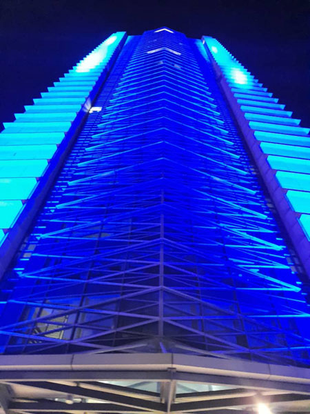 妇女、家庭及社会发展部大厦呈现一片蓝色灯光。