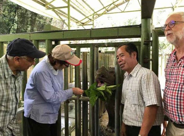 刘静芝（左2）在今年前往踏缤野生动物保育区探望依曼时的情景。