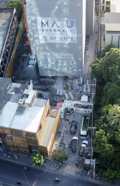 曼谷一栋在建建筑的工人跑到室外避险。（欧新社）