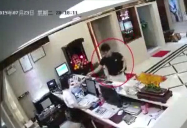 影片显示郑文杰于7月23日进入“会所”后，逗留2个多小时后始离开。