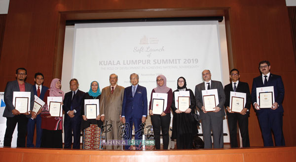 马哈迪（左7）推介吉隆坡峰会后，与该峰会合作媒体代表合影。左6为阿末沙基，左4为三苏丁奥斯曼。