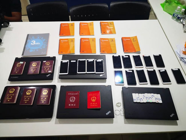 警方充公多本中国护照、手机及记录簿等。
