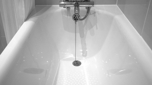 英国一名老妇不慎滑倒，受困浴缸里长达8天。图为示意图。