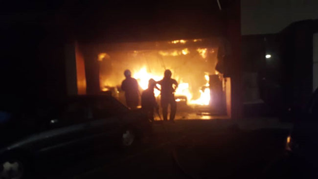 隆市两个地区发生火灾，消拯员漏夜忙于扑火。