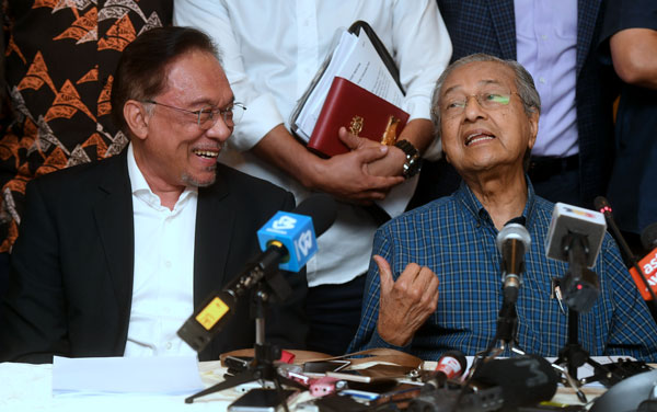 马哈迪在回答有关内阁改组，会否让安华入阁的提问时，安华笑言并未申请入阁。