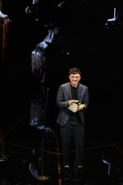 拿下最佳纪录片的蔡明亮不克出席，由制片王云霖代为领奖。（图/金马执委会提供）