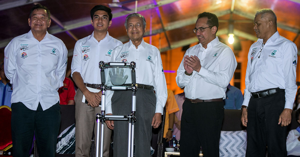 马哈迪（中）为马石油2020年浮罗交怡环岛脚车赛主持推介礼。左2起为赛沙迪及阿末尼占。（马新社）