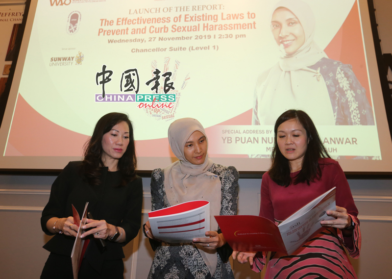 戴尼斯（左起）、谢燕蒂、努鲁依莎、王瑄茵和谢叔珍推介《现有法律预防和遏制性骚扰的有效性》建议报告。