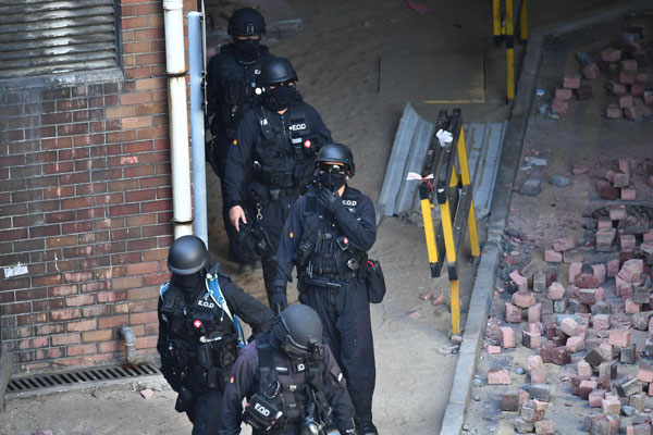 爆炸品处理课人员在理工大学校园内处理危险品。（法新社）