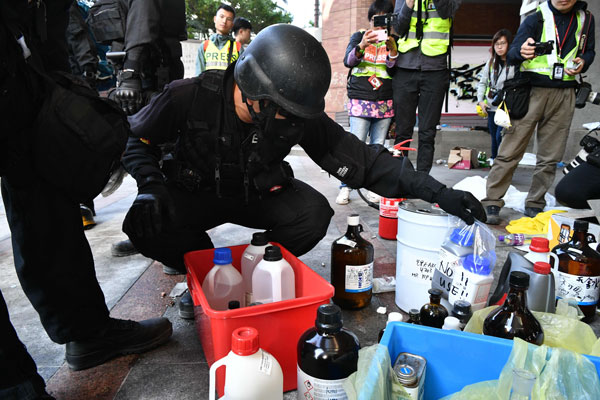 爆炸品处理课人员检获大量化学物品，包括电油等等。（法新社）