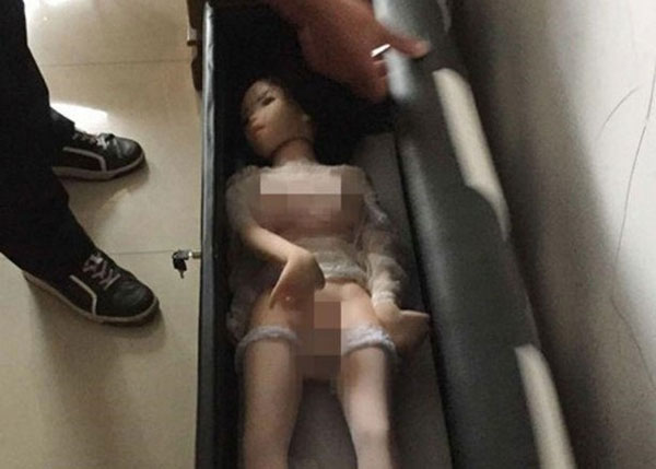 武汉老妇帮13岁孙子整理房间，衣柜发现1.3公尺充气娃娃。
