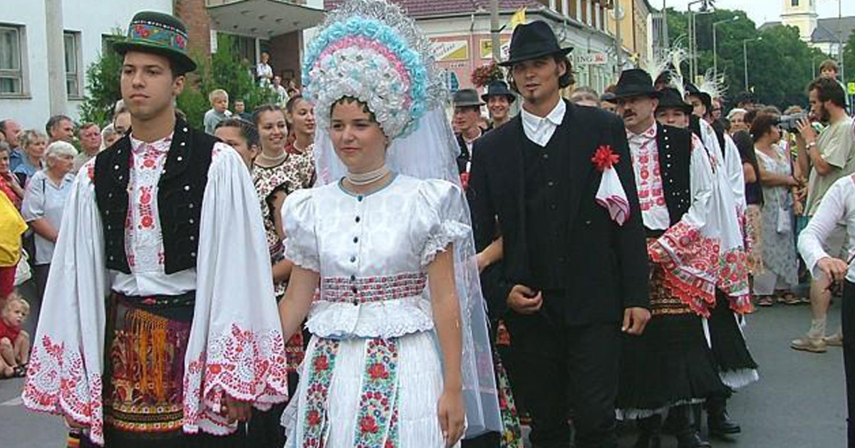 匈牙利人身穿传统礼服举行婚礼。 （档案照）