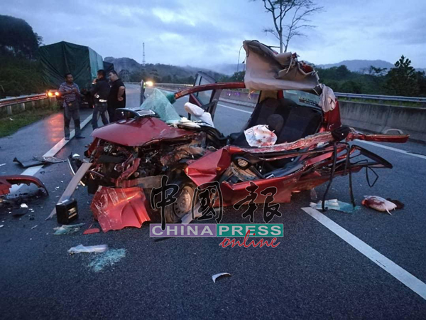立卑通往默拉波及话望生联邦公路今晨发生死亡车祸，导致2名友好死亡。