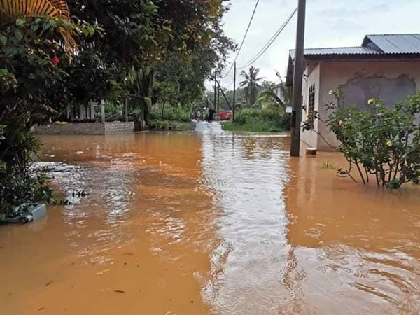 周四下午一场大雨，居林甘榜阿逸美拉发生突发水灾。（取自社交媒体）