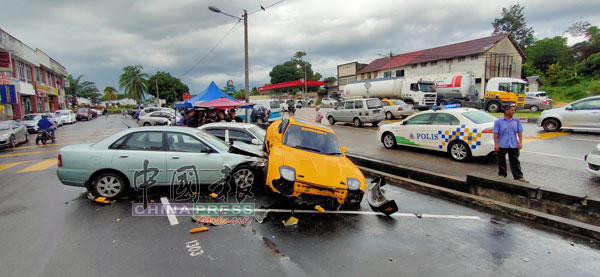 跑车砸到泊车位的国产威拉和华嘉轿车。