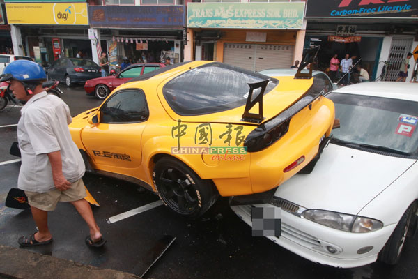 涉祸车辆是马自达RX-7名贵跑车，如泰山压顶般的压及两辆轿车。