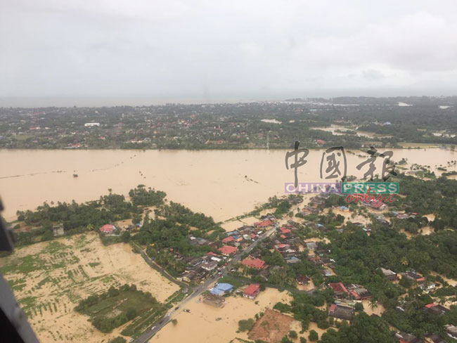 勿述水灾告急，从空中可见到，尽头的路段和低漥地区已被河水淹没。