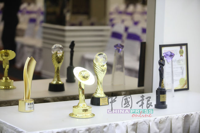 昌哥生前在2017《金视奖》获得的“金视辉煌成就奖”、娱协奖“最佳原创方言歌曲奖”等奖座都在灵堂上展出。