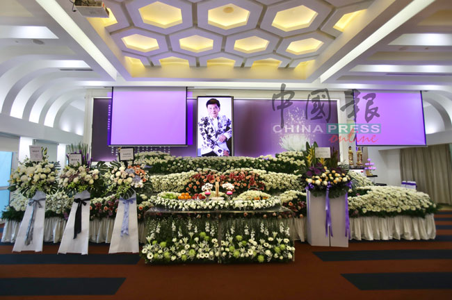 郑锦昌的灵堂照由其妹妹挑选，灵堂以紫色背景和白花布置。