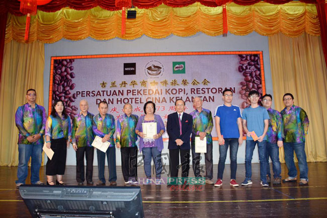 会员女子（或代表）领取学业奖励金，颁奖人为大会主席林增辉（右6）、筹委会主席何子庄（左3）和财政符史衡（左5）为颁奖嘉宾。