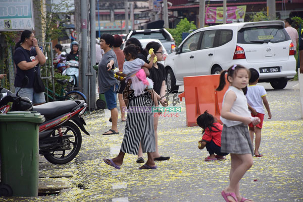 市民和小孩也出席观赏撒花雨活动。