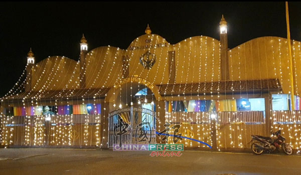锡克庙庆祝锡克教的宗师及创始人古鲁那奈克诞辰550年张灯结彩。