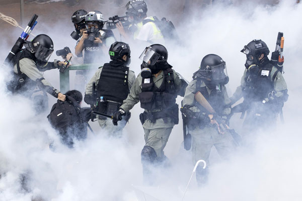 本月16日警察在理工大学使用催泪弹。