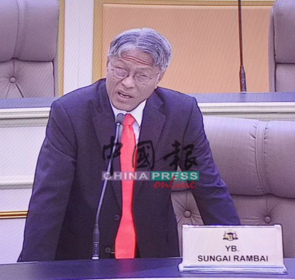 哈山拉曼询问峇株牙力国小的扩建计划。