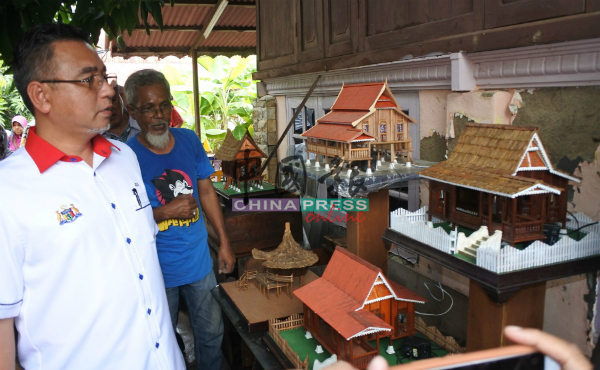 阿德里（左起）对于村民制作模型屋的手艺，大表赞赏。