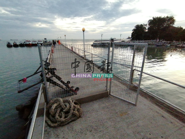 防浪堤铺上洋灰作为非法码头，也设一道小门把码头占为己有。