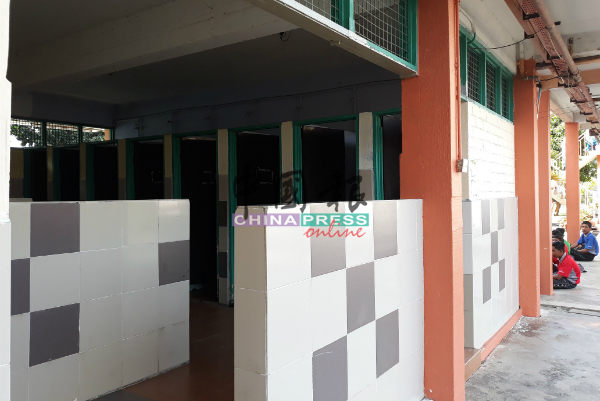 为避免学生躲在厕所抽烟，敦都亚中学将厕所墙壁改为“开放式”设计。