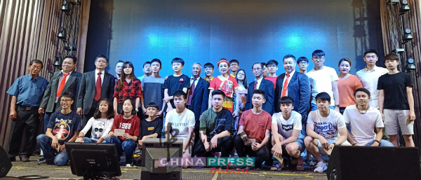 文武双全的青少年们上台领取2019年惠安嘉年华会奖项。