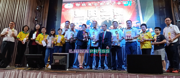 2019年全国惠安公会画猪比赛总决赛得奖者，上台领取奖牌及奖金。