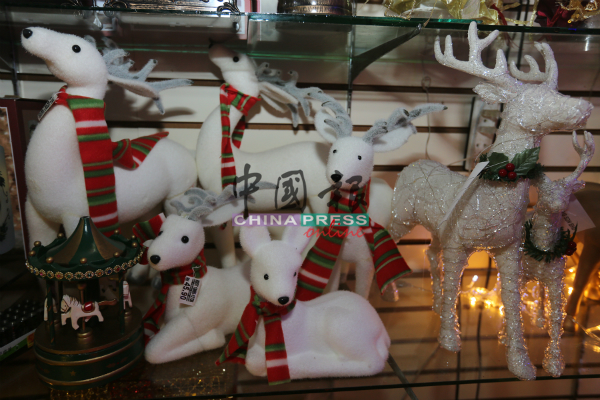 色彩纯洁的麋鹿，象征白色纯净的圣诞节。