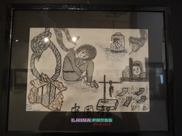 犯人以黑色及灰色的蜡笔，绘出主题为“自杀”的作品。