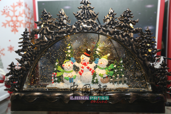 新产品蜡烛台设有雪花世界的景象，让人感受浓郁的圣诞节气氛。