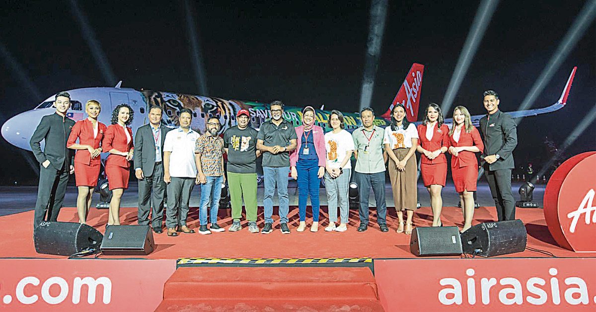 东尼费南德斯（左7起）、赛维尔、祖丽娜及其他嘉宾为“拯救马来亚虎”独特飞机涂装主持推介仪式。