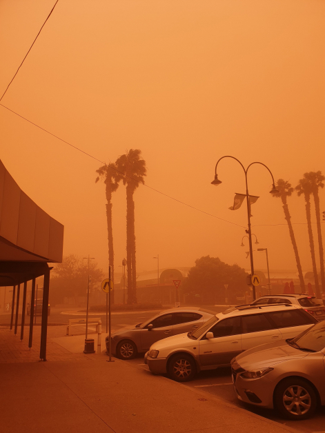 维多利亚州米尔迪拉的林火引起沙尘暴，使天空变成了橙色。（法新社）
