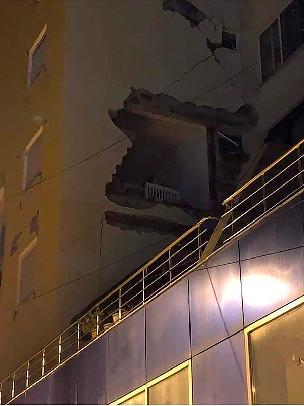 公寓墙体被震裂脱落。（美联社）