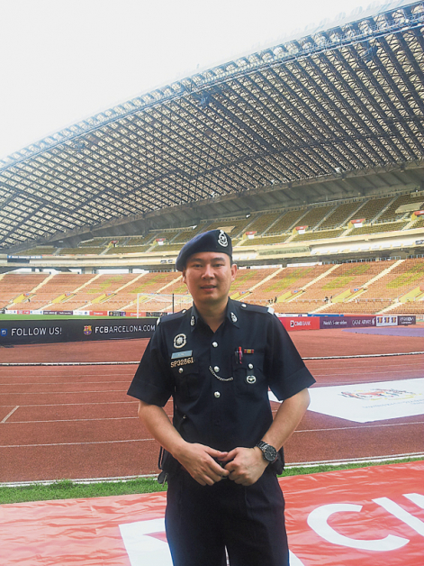 ▲穿上马来西亚皇家志愿警察制服的江健弘。
