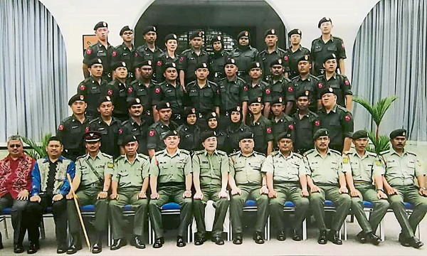 ▲江健弘（最后一排右）曾参与大马509后备军和马来西亚皇家志愿警察部队。