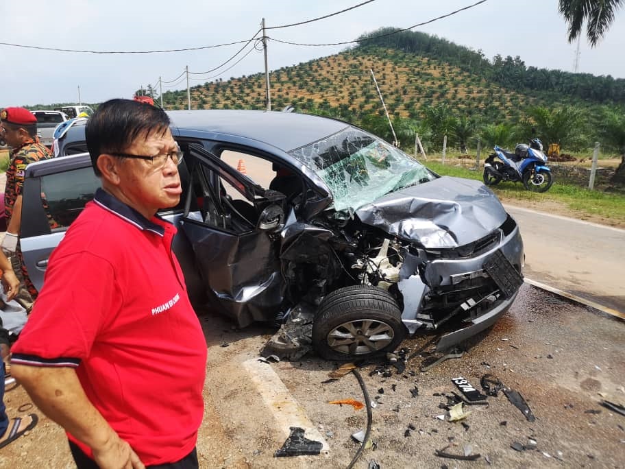 潘宥磬接获村民通知赶往施救，深色休旅车车头毁坏不堪。