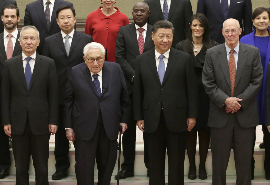 习近平（右2）与美国前国务卿基幸格（左2），以及中国副总理刘鹤（左）、美国前财政部长保尔森，以及出席2019年彭博新经济论坛的代表，周五在北京人民大会堂合影。（法新社）