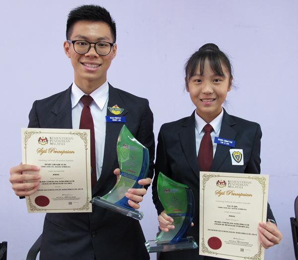 林金沅（左）及陈紫琹齐齐获得2019年全国中学杰出课外活动男女组金奖，为校争光。