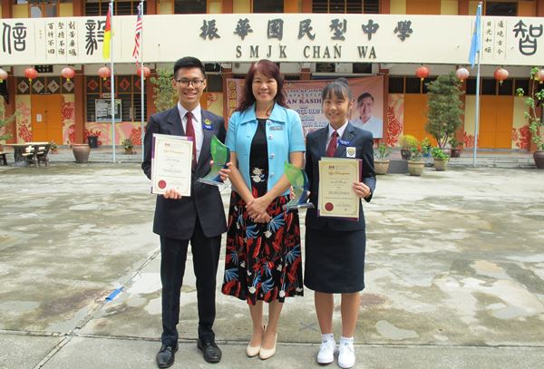 欧阳满妹（中）与林金沅（左）及陈紫琹分享得奖的喜悦，也希望他们能成为学弟妹的榜样。