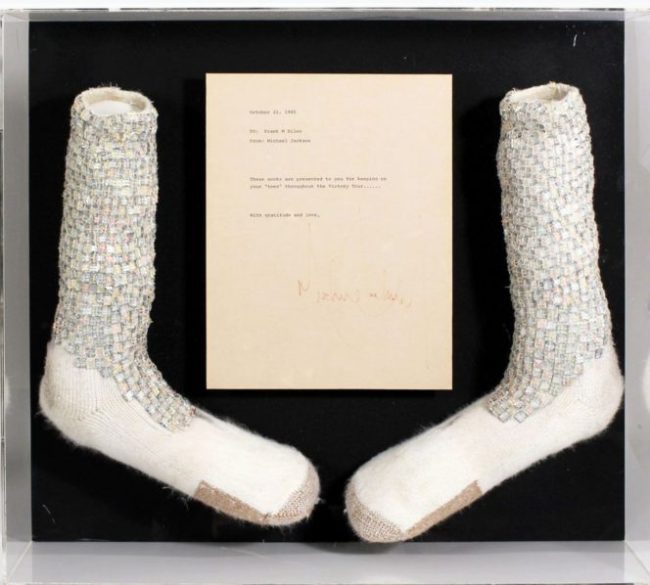 麦可杰逊首次登台表演太空步时所穿的水晶袜，起拍价高达41万3000令吉。